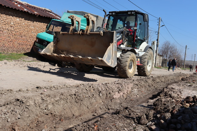 Започна подмяната на над 2,4 км водопроводи и реконструкцията на девет улици в картал "Болярово" в Хасково