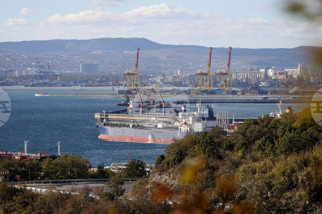 Русия твърди, че украински дронове са поразили в териториалните й води плаващ под флага на Либерия петролен танкер, ранявайки турския му капитан