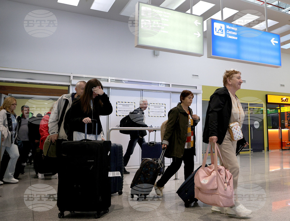 Първият самолет от Дубай с българи кацна на летището във Варна