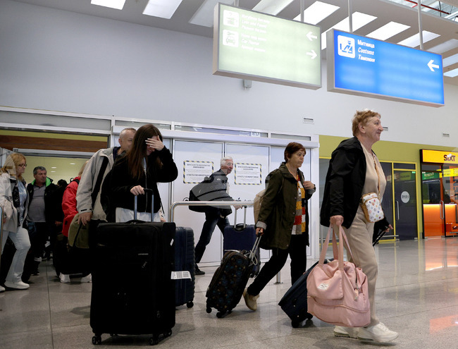 Първият самолет от Дубай с българи кацна на летището във Варна