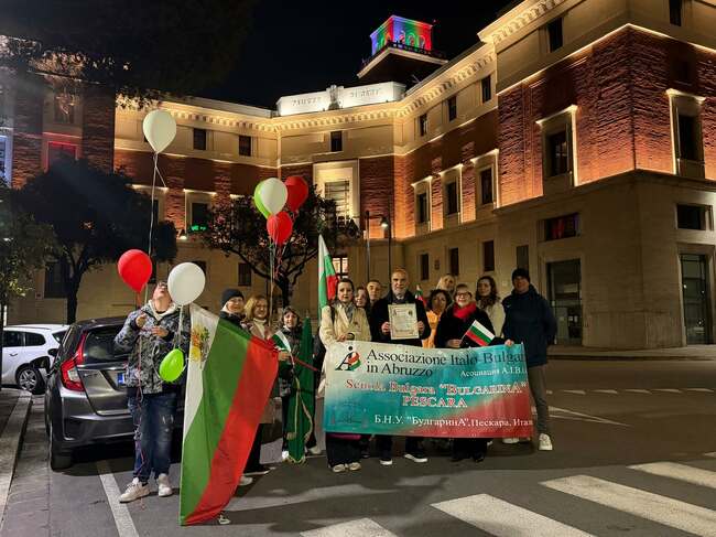 Кулата на общината в Пескара, Италия, бе осветена в цветовете на българския трибагреник за Трети март 