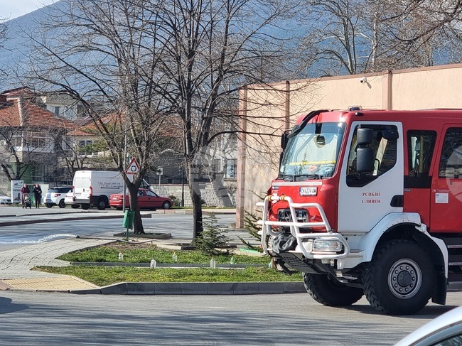 Пожарникари отводняваха помещения в лекоатлетическа зала „Михаил Желев“ в Сливен 