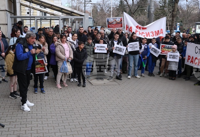 Протест с искане на оставката на президента на федерацията по борба Станка Златева бе проведен пред сградата на Министерството на младежта и спорта