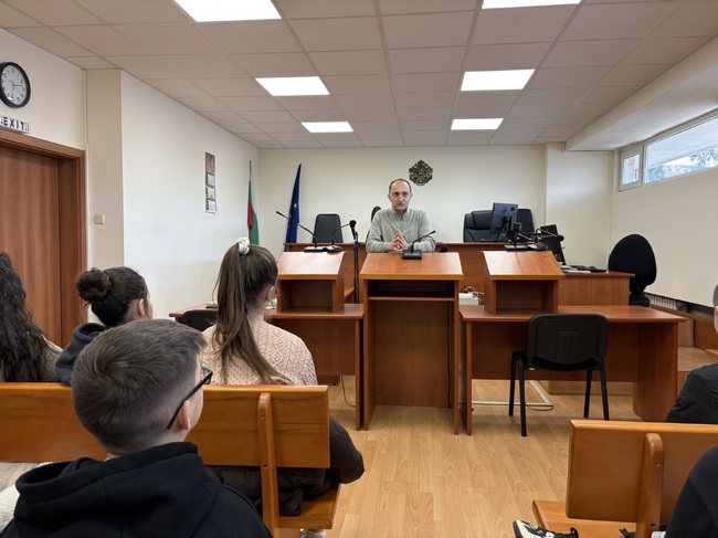 Съдия от Окръжния съд в Ловеч разказа на седмокласници за основни процедури в правораздаването