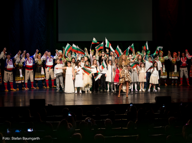 Ученици от двете български училища в Мюнхен изпяха заедно с Деси Добрева песните "Моя страна, моя България" и "Я кажи ми, облаче ле бяло"