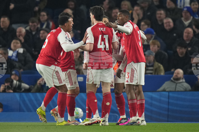 Арсенал се възползва от грешна стъпка на Манчестър Сити и поведе със седем точки на върха във Висшата лига