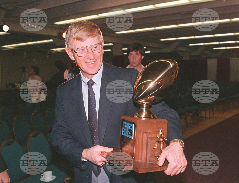 Obit Holtz Football