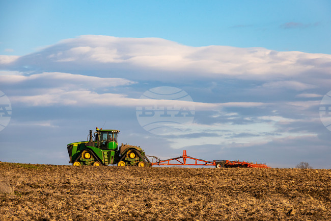 Село Твърдица - земеделие - пролетна обработка на почвата