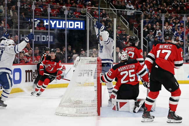 Олимпийският герой Джак Хюз записа хеттрик за Ню Джърси срещу Ню Йорк Рейнджърс