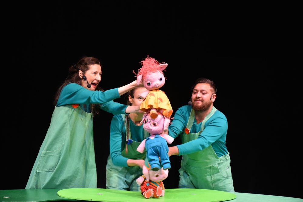 Общински куклен театър - Благоевград представи „ТРИТЕ ПРАСЕНЦА" в неделния ден