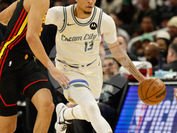 Hawks Bucks Basketball