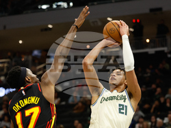 Hawks Bucks Basketball