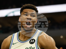 Hawks Bucks Basketball