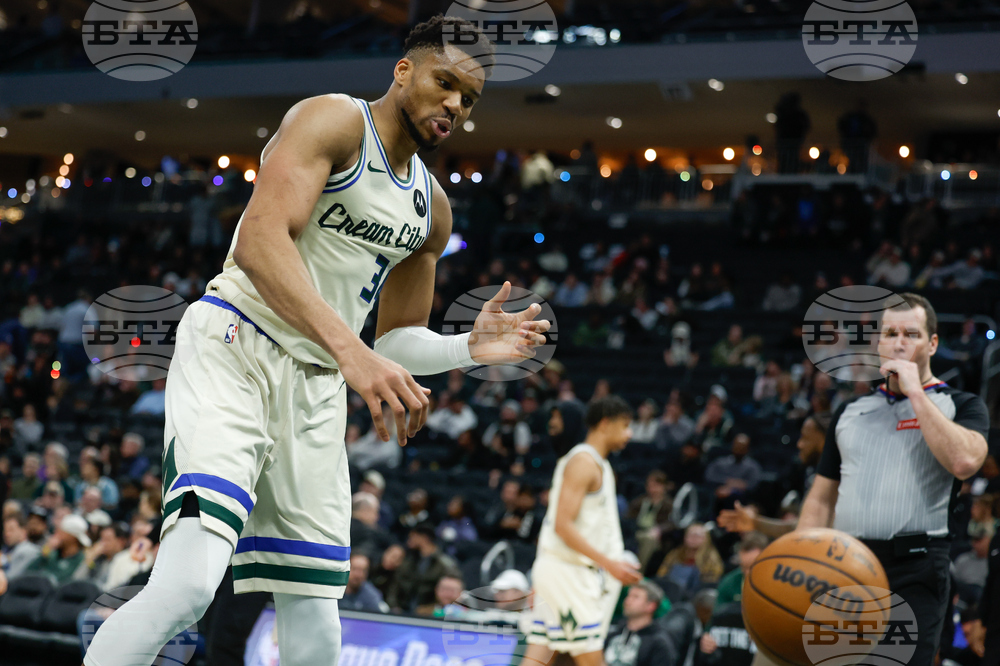 Hawks Bucks Basketball