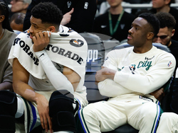 Hawks Bucks Basketball