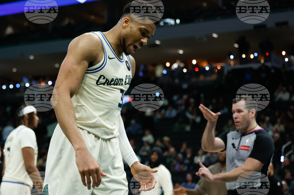 Hawks Bucks Basketball