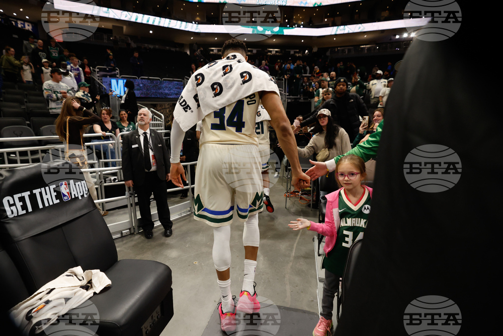 Hawks Bucks Basketball