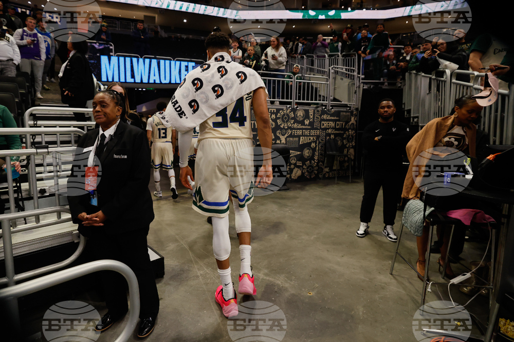 Hawks Bucks Basketball