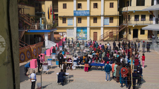 Гласуването на предсрочните парламентарни избори в Непал приключи; властите съобщиха, че изборите са протекли мирно