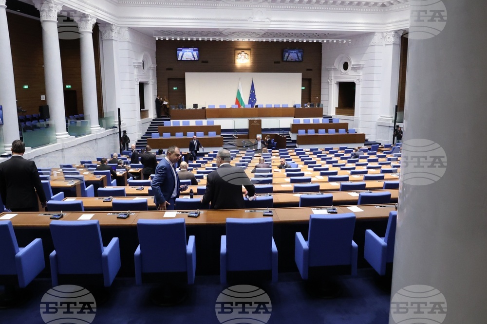 Парламентът излезе в почивка, за да могат депутатите от „Възраждане“ да присъстват на погребението на своя колега Славчо Крумов