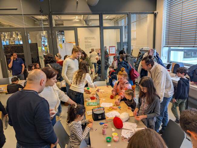 Екипът на сдружението „Български Хъб Айндховен“ организира работилница за мартеници в централната библиотека на Айндховен, Нидерландия