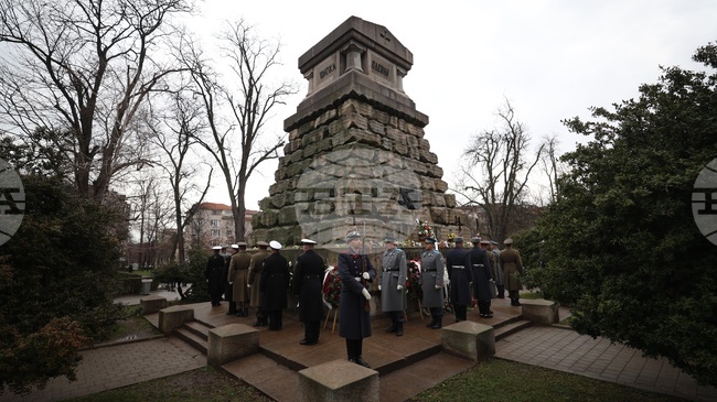 С едноминутно мълчание, заупокойна молитва и поднасяне на венци беше почетена паметта на над 500 медици, загинали в Руско-турската освободителна война