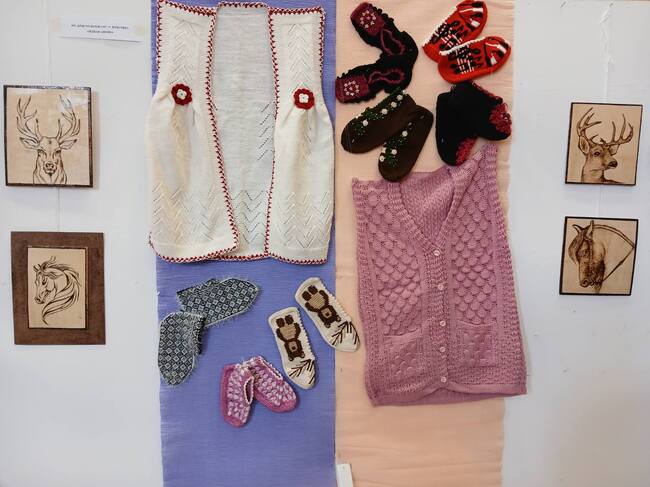 По повод 8 март в Омуртаг е подредена изложба-базар под надслов „Красота, създадена от женските ръце“