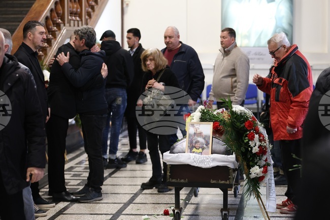 Десетки изпратиха легендарния вратар Георги Велинов в последния му път
