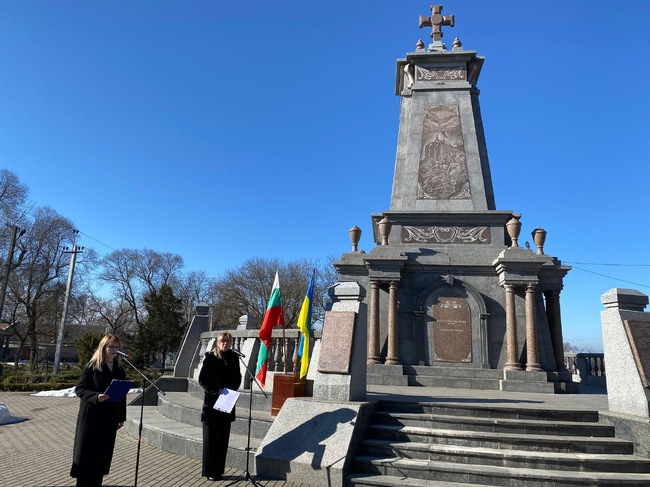 В украинския град Болград отбелязаха Трети март с церемония пред Мемориала на опълченците и представяне на романа „Преселници“