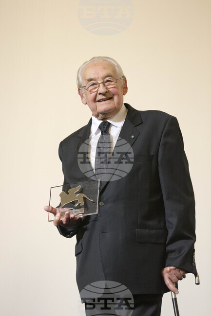 Знам, че източноевропейските филми не са много интересни за хората на Запад, казва Анджей Вайда, от чието рождение се навършват 100 години