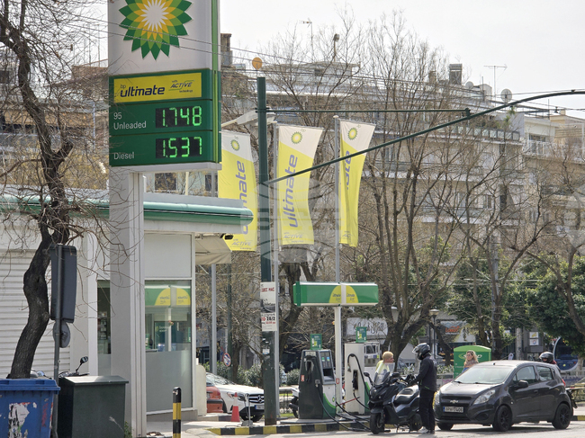 Бензиностанциите в Гърция ще получат субсидия от 3000 евро; таванът на печалбата при горивата остава до 30 юни