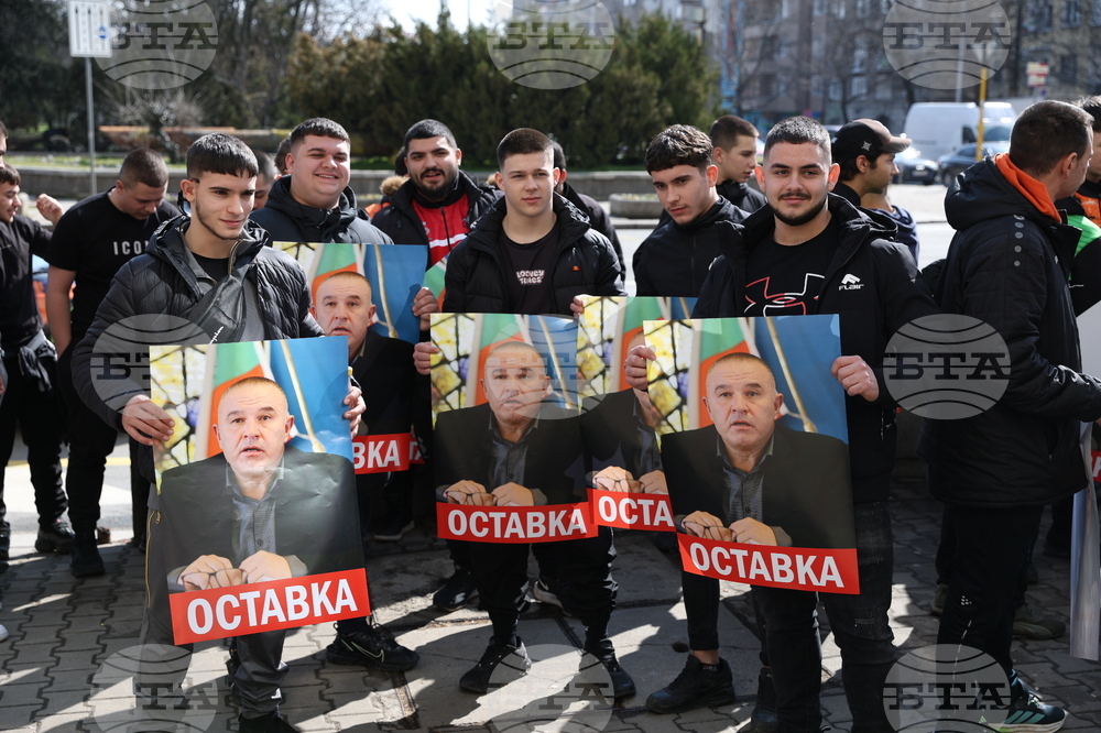 Протест срещу президента на Българската федерация по вдигане на тежести Стефан Ботев