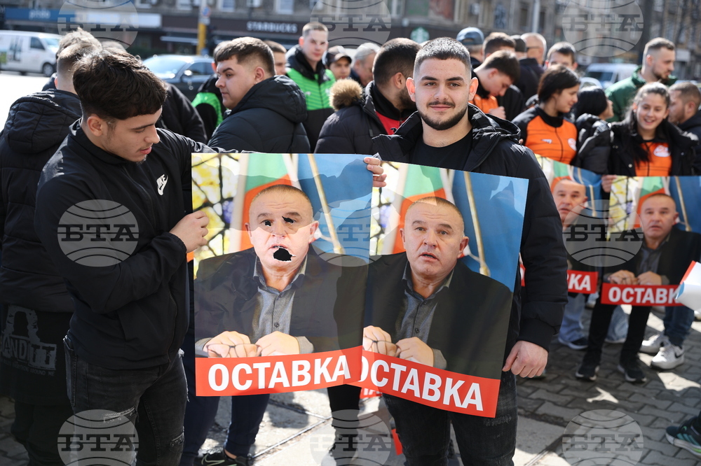 Протест срещу президента на Федерацията по вдигане на тежести Стефан Ботев