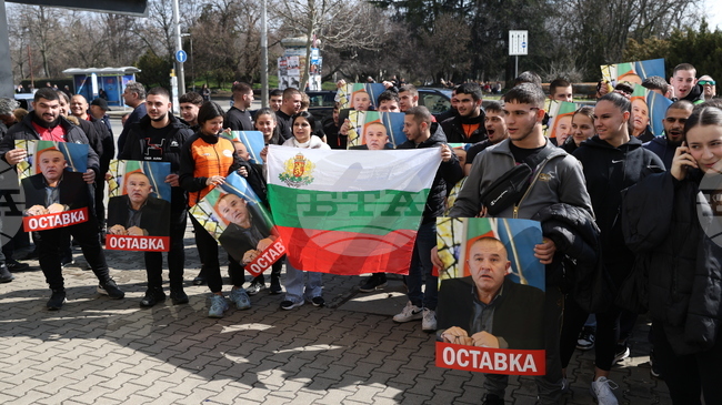 Управителният съвет на Българската федерация по вдигане на тежести, състезатели и треньори призоваха президента Стефан Ботев да подаде оставка