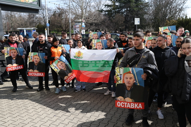 Управителният съвет на Българската федерация по вдигане на тежести, състезатели и треньори призоваха президента Стефан Ботев да подаде оставка