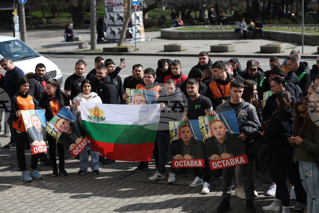 Протест срещу президента на Българската федерация по вдигане на тежести Стефан Ботев