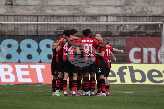 Локомотив София записа класически успех над Септември в отложен мач от Първа лига