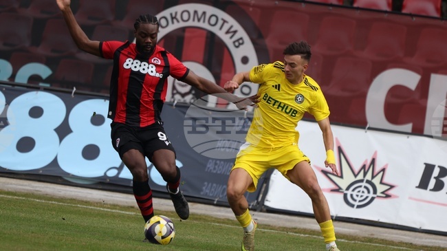 Локомотив (София) постигна победа над останалия с 10 души състав на Добруджа