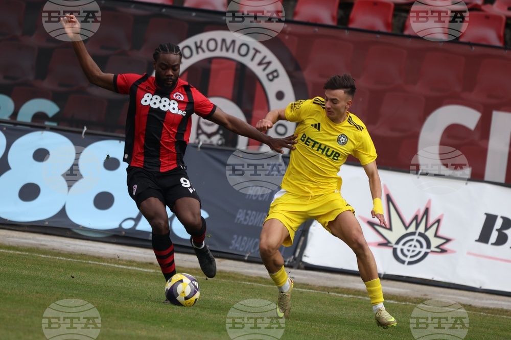 Локомотив (София) постигна победа над останалия с 10 души състав на Добруджа