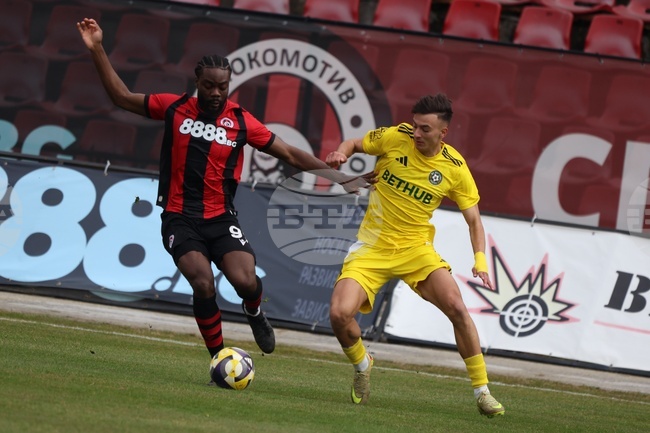 Локомотив (София) постигна победа над останалия с 10 души състав на Добруджа