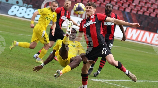 Райън Бидунга с гол и автогол за Локомотив (София) срещу Добруджа, гостите с първо поражение при треньора Ясен Петров