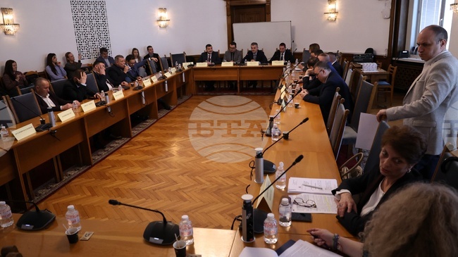 Транспортната комисия в НС прие на първо четене проект на Закон за обществения транспорт