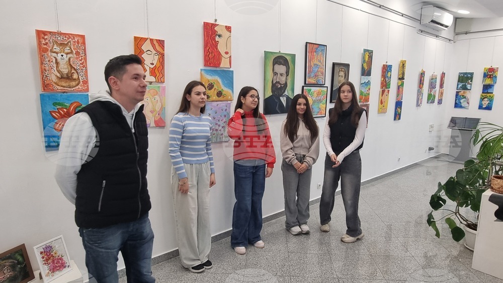 Вдъхновени от Пикасо картини изложиха ученици в Хасково 