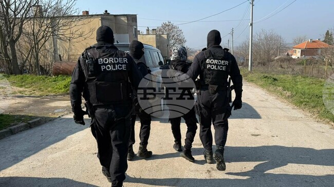 Трима мъже са обвинени за трафик на мигранти