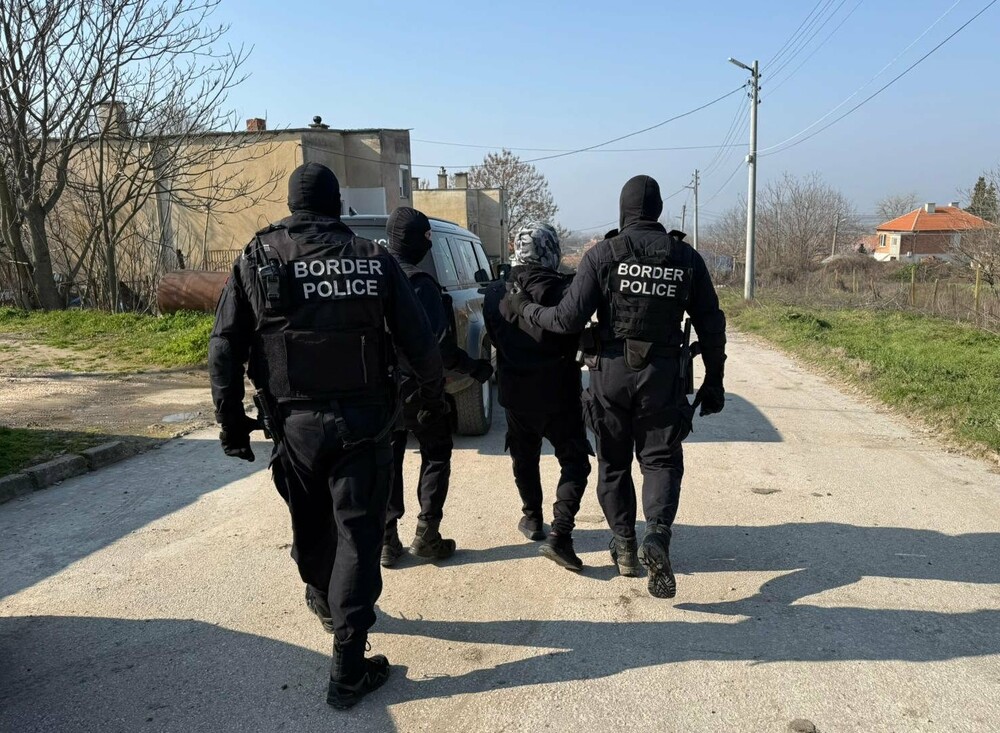 Трима мъже са обвинени за трафик на мигранти