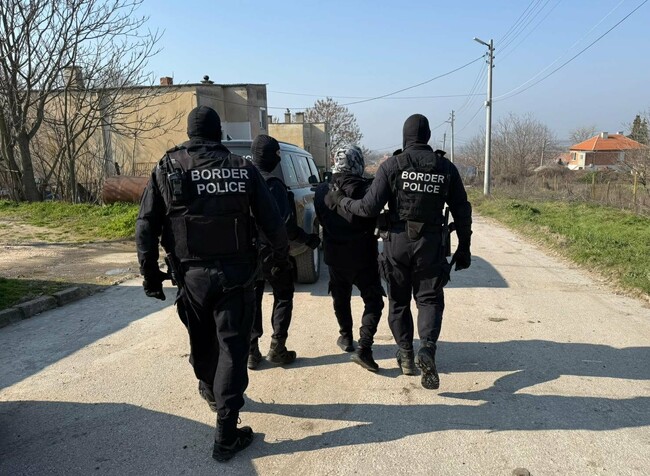 Служители на ГД „Гранична полиция“ разкриха организирана престъпна група за трафик на мигранти