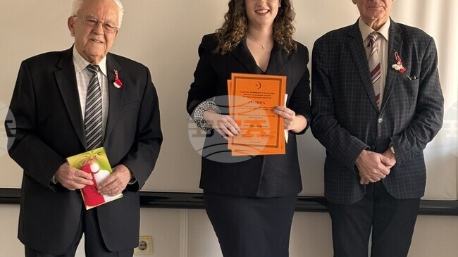 Наградата „Проф. Иван Шопов" за изявен млад учен в областта на полимерите бе връчена на Анна Пранчева от БАН