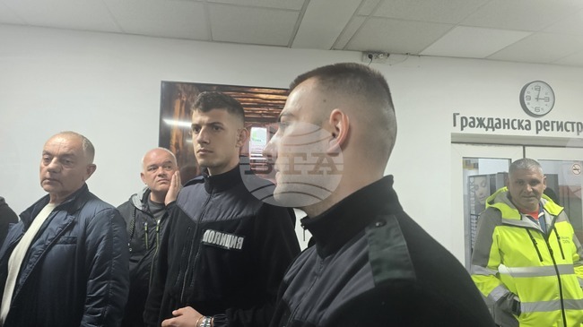 До сблъсъци и намесата на полицаи се стигна по време на заседанието на Общинския съвет в Петрич