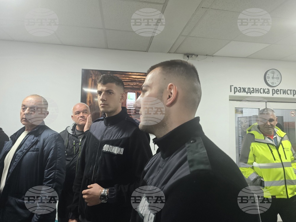 До сблъсъци и намесата на полицаи се стигна по време на заседанието на Общинския съвет в Петрич