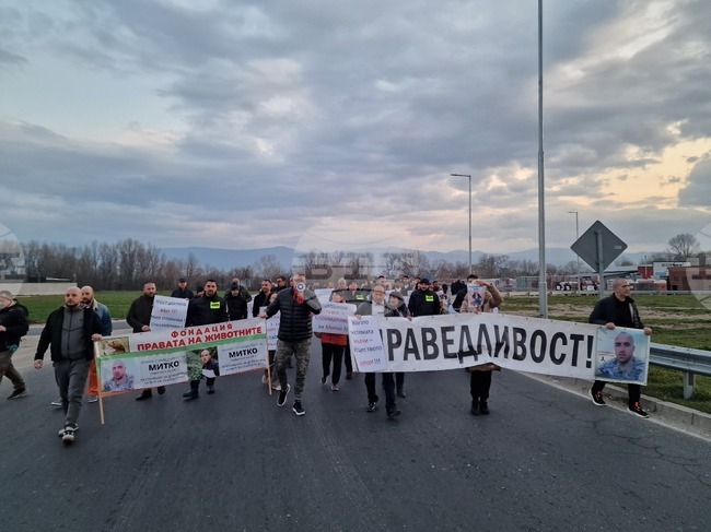 Протестиращи поискаха оставката на директора на полицията в Пловдив и затвориха за 20 минути околовръстния път при кръговото с Пазарджишко шосе